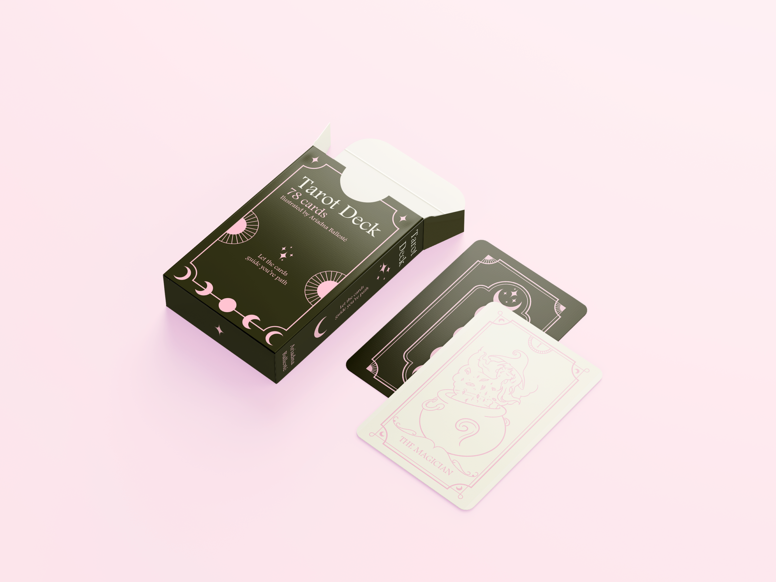 Caja de la baraja del tarot abierta con un par de cartas al lado.