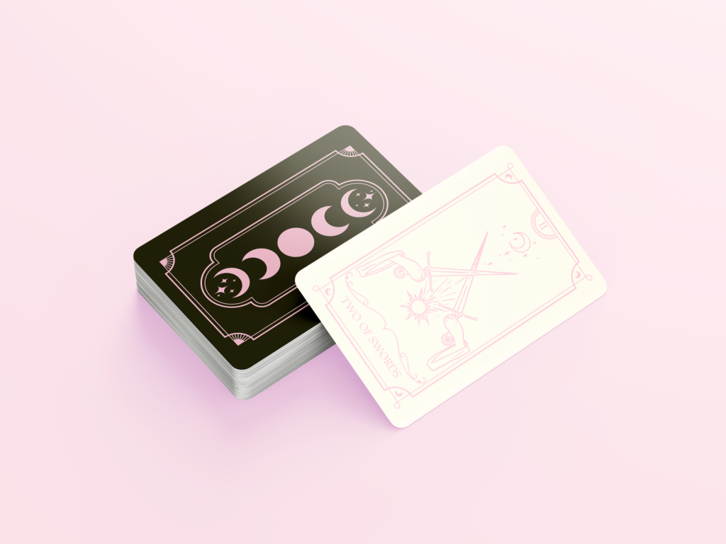 Monton de cartas del tarot del revés, y una dada la vuelta.