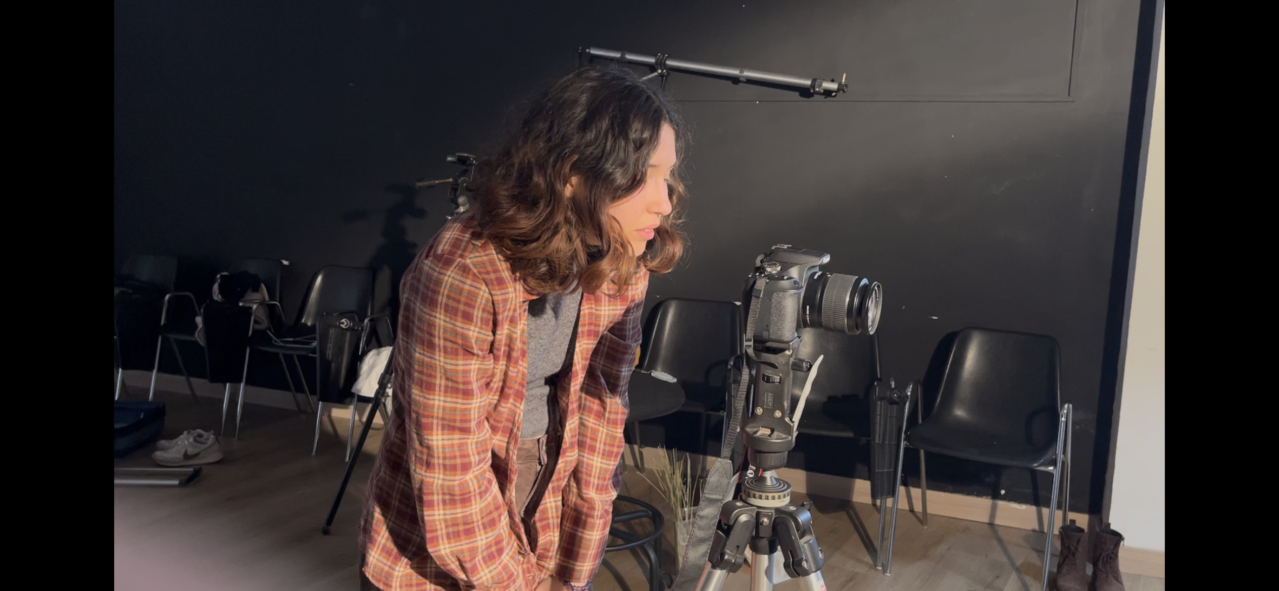 camarografa-petjada Mujer comprobando el plano de una cámara.