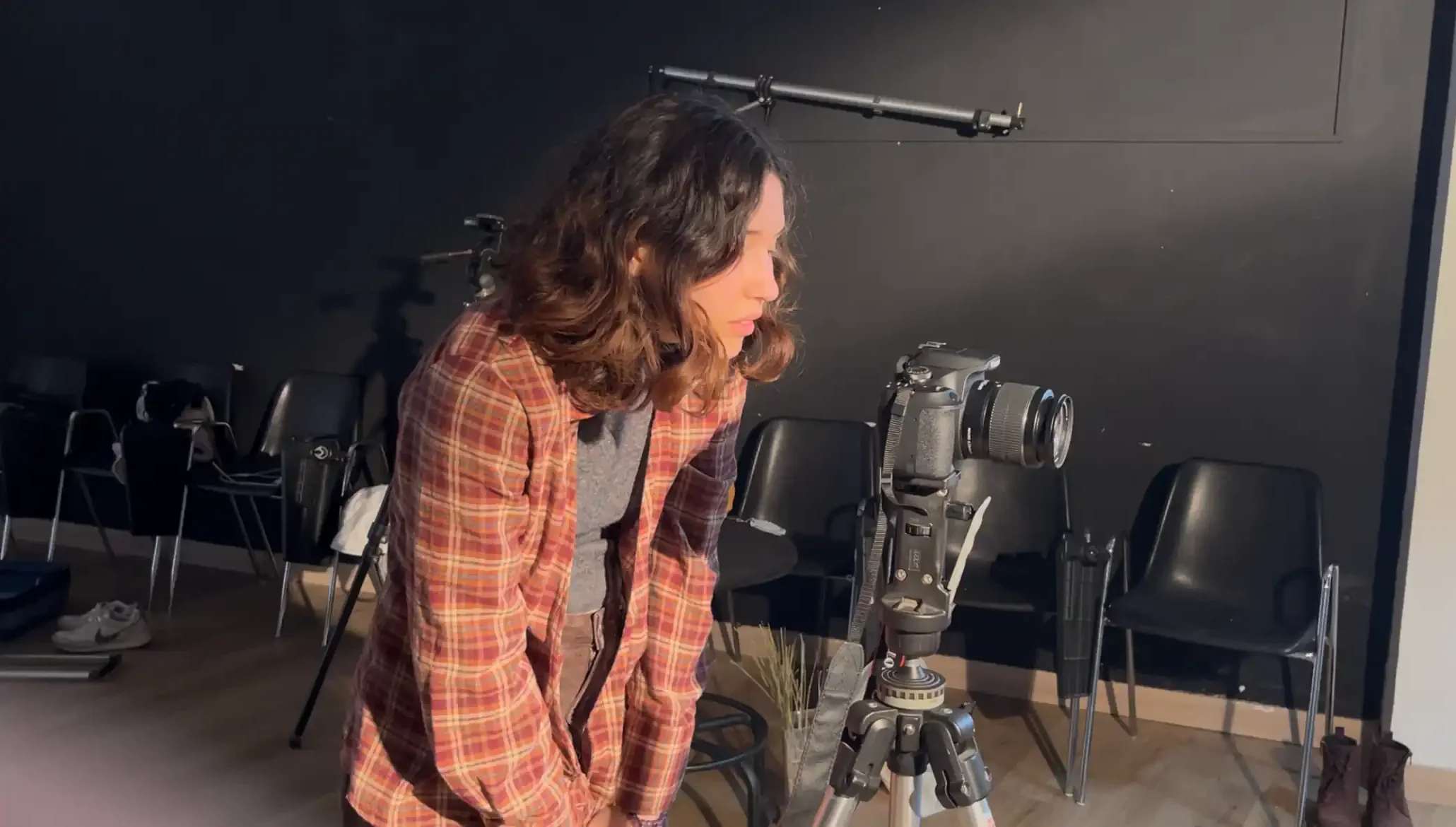 Mujer comprobando el plano de una cámara.